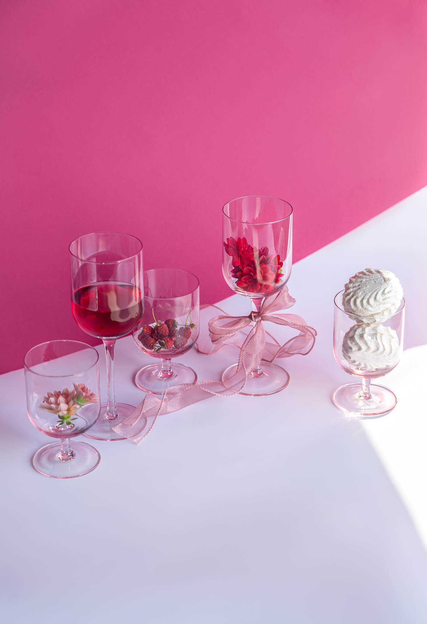 Vyno taurės iš rožinio stiklo, pagamintos iš burna pūsto stiklo – švelnaus dizaino „Accent for Home“ kūriniai, dvelkiantys romantika ir elegancija. Vyno taurės iš rožinio stiklo, pagamintos iš burna pūsto stiklo – švelnaus dizaino „Accent for Home“ kūriniai, dvelkiantys romantika ir elegancija.