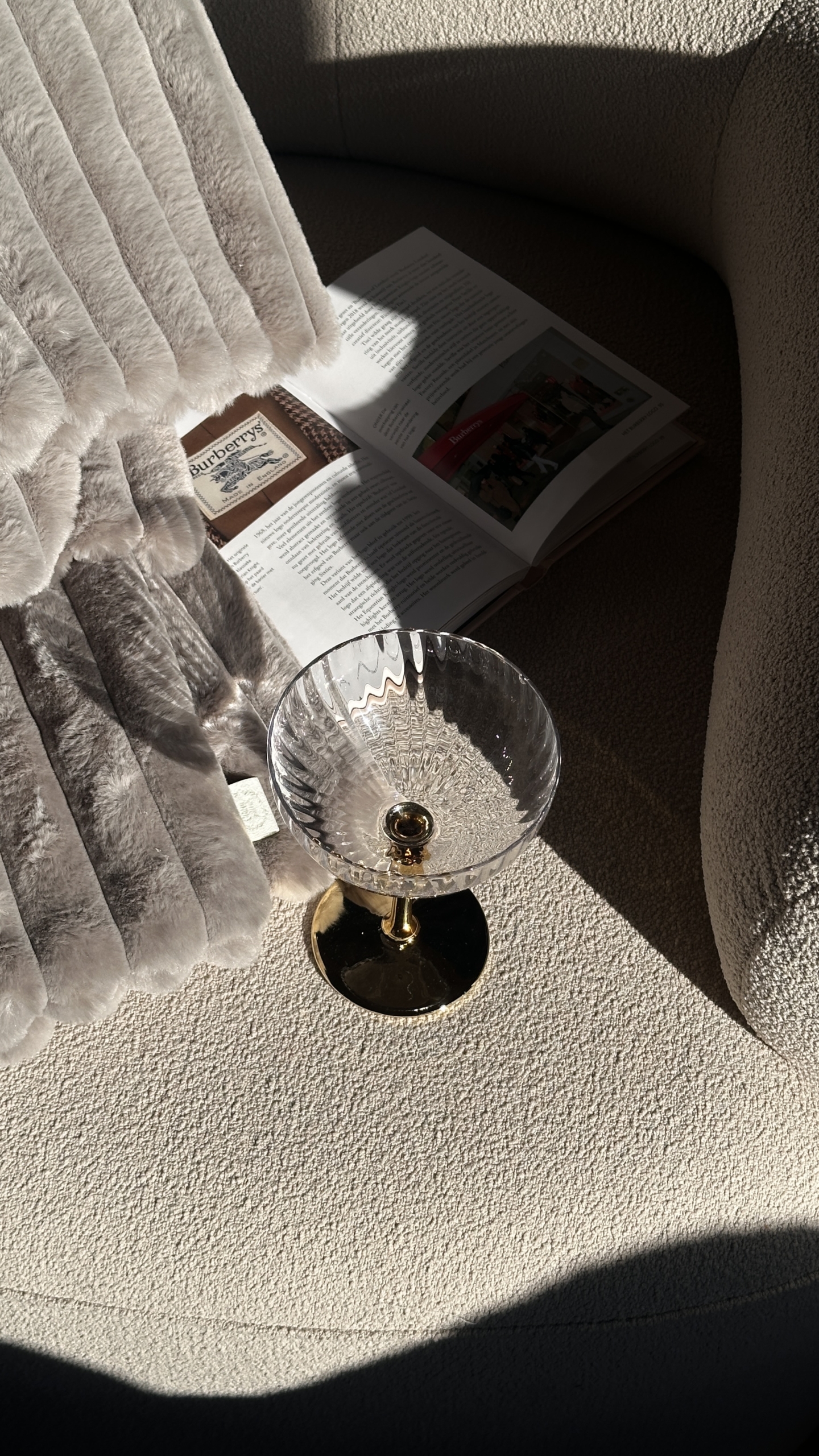 Kupė taurės su auksu dengta kojele, pagamintos iš burna pūsto stiklo. Rankų darbo kūriniai, dvelkiantys prabanga, švelniu žėrėjimu ir išskirtine elegancija.
