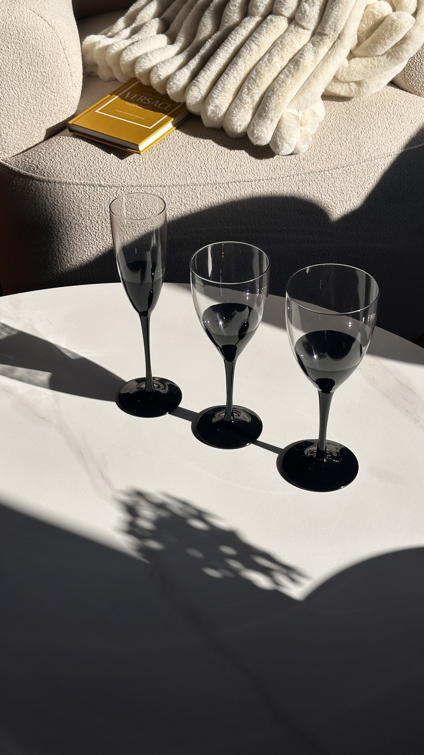 Šampano taurės, dengtos juoda spalva, pagamintos iš burna pūsto stiklo – išskirtinis, rankų darbo „Accent for Home“ dizainas, kuriame dera prabanga ir subtilumas. Šampano taurės, dengtos juoda spalva, pagamintos iš burna pūsto stiklo – išskirtinis, rankų darbo „Accent for Home“ dizainas, kuriame dera prabanga ir subtilumas.