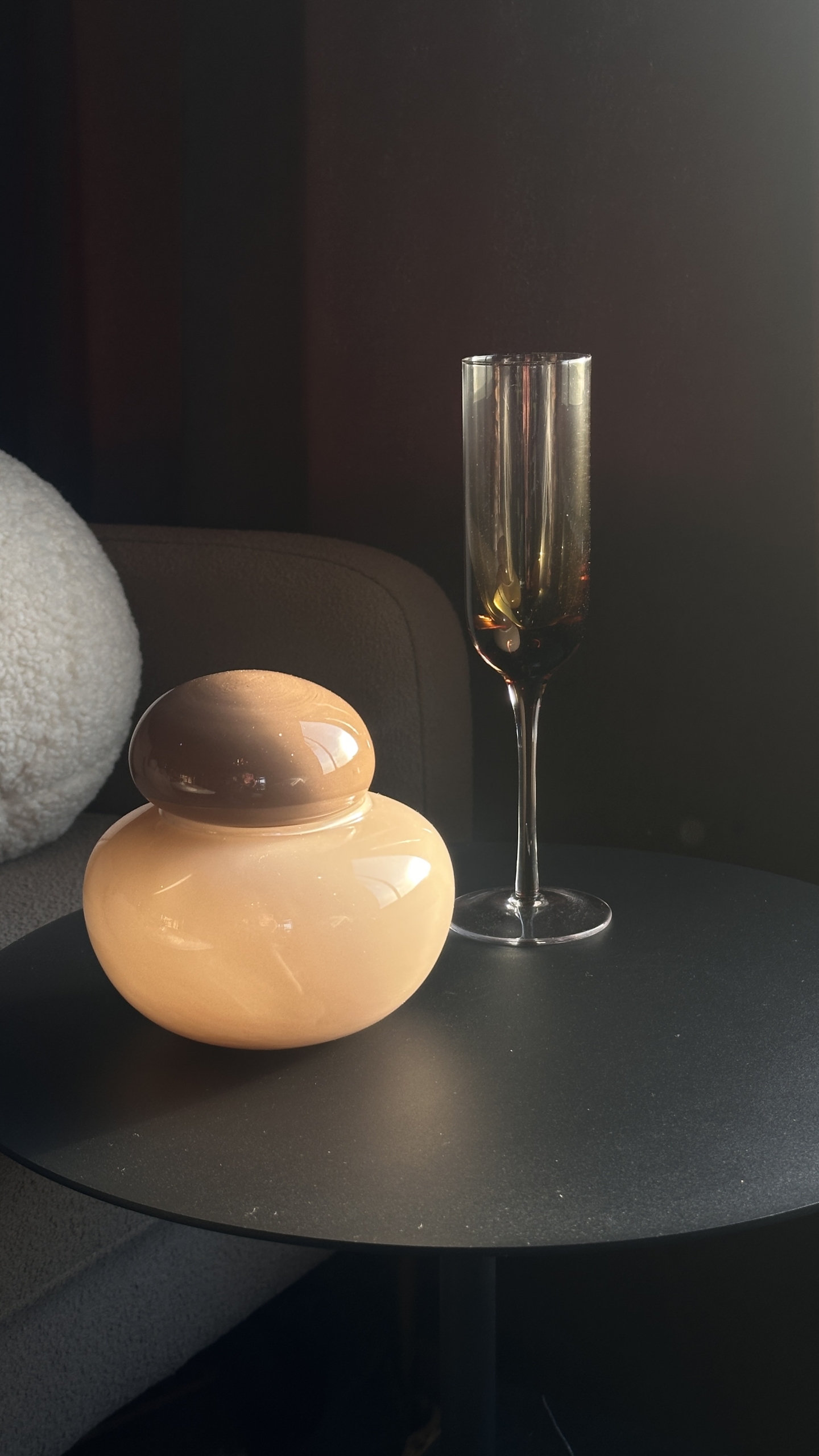 Šampano taurės su gintaro spalva, pagamintos iš burna pūsto stiklo – rankų darbo „Accent for Home“ kūriniai, dvelkiantys šiluma ir išskirtine elegancija. Šampano taurės su gintaro spalva, pagamintos iš burna pūsto stiklo – rankų darbo „Accent for Home“ kūriniai, dvelkiantys šiluma ir išskirtine elegancija.